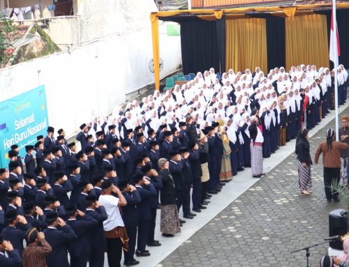 Menghormati Pahlawan Tanpa Tanda Jasa: MTs Andalusia Banjarnegara Gelar Upacara Hari Guru Berpakaian Adat